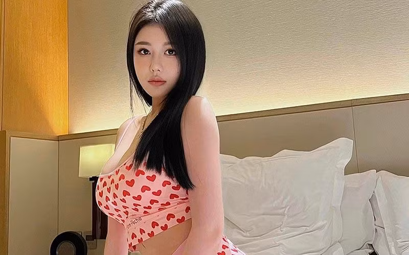 Yao Donny có phong cách thời trang ấn tượng, luôn biết khoe khéo những điểm mạnh hình thể bằng trang phục nổi bật.