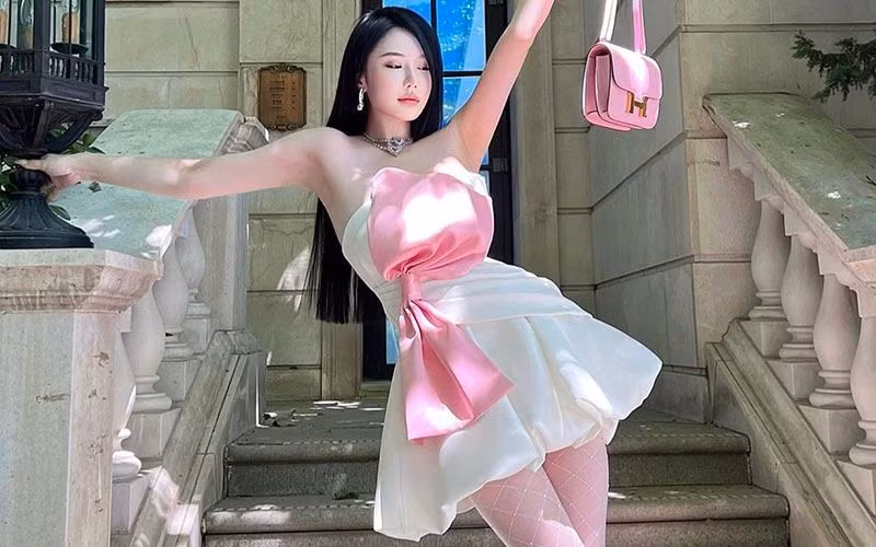 Yao Donny cô gái sở hữu vẻ đẹp như "búp bê sống", nhiều người ví vẻ đẹp yêu kiều của cô gái này như một nàng tiểu thư ngoài đời thực.
