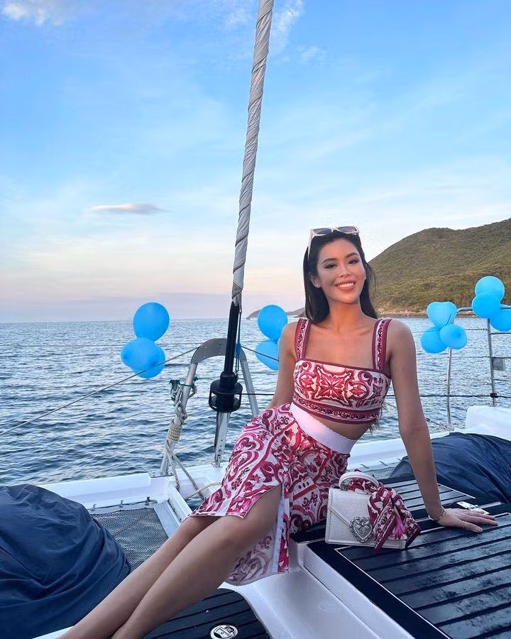 Cô thường xuyên trở thành khách mời trong các sự kiện của những thương hiệu nổi tiếng thế giới như: Burberry, Santoni, Gianvito Rossi, Dolce&amp;Gabbana... và từng được vinh danh tại các giải thưởng thời trang trong nước.