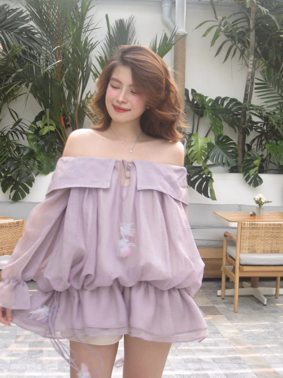 Dù ở khung hình nào, cô đều toát lên thần thái sang chảnh, quyến rũ.