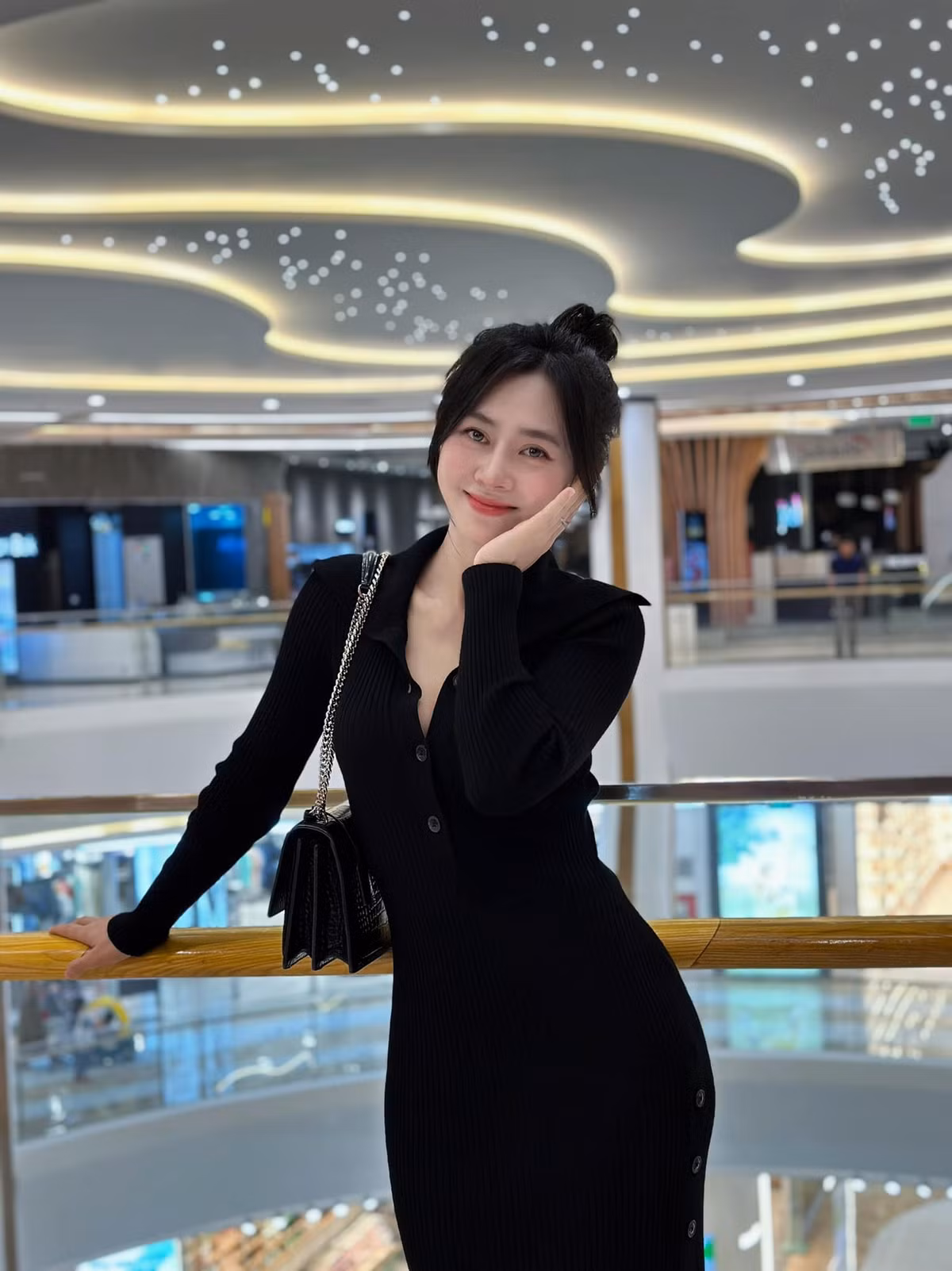 Cô nàng vẫn xuất hiện xinh đẹp và tươi tắn trong mọi khung hình.