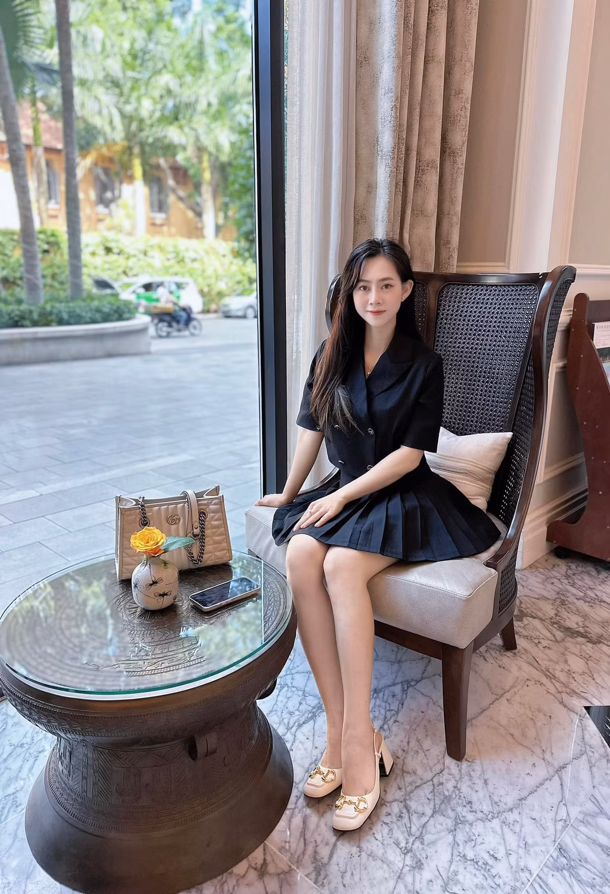 Nếu như trước đây, Yến Xôi thường xuyên xuất hiện với những trang phục gợi cảm như bikini hay váy cắt xẻ thì gần đây người đẹp này có phần tiết chế hơn trong cách ăn mặc.