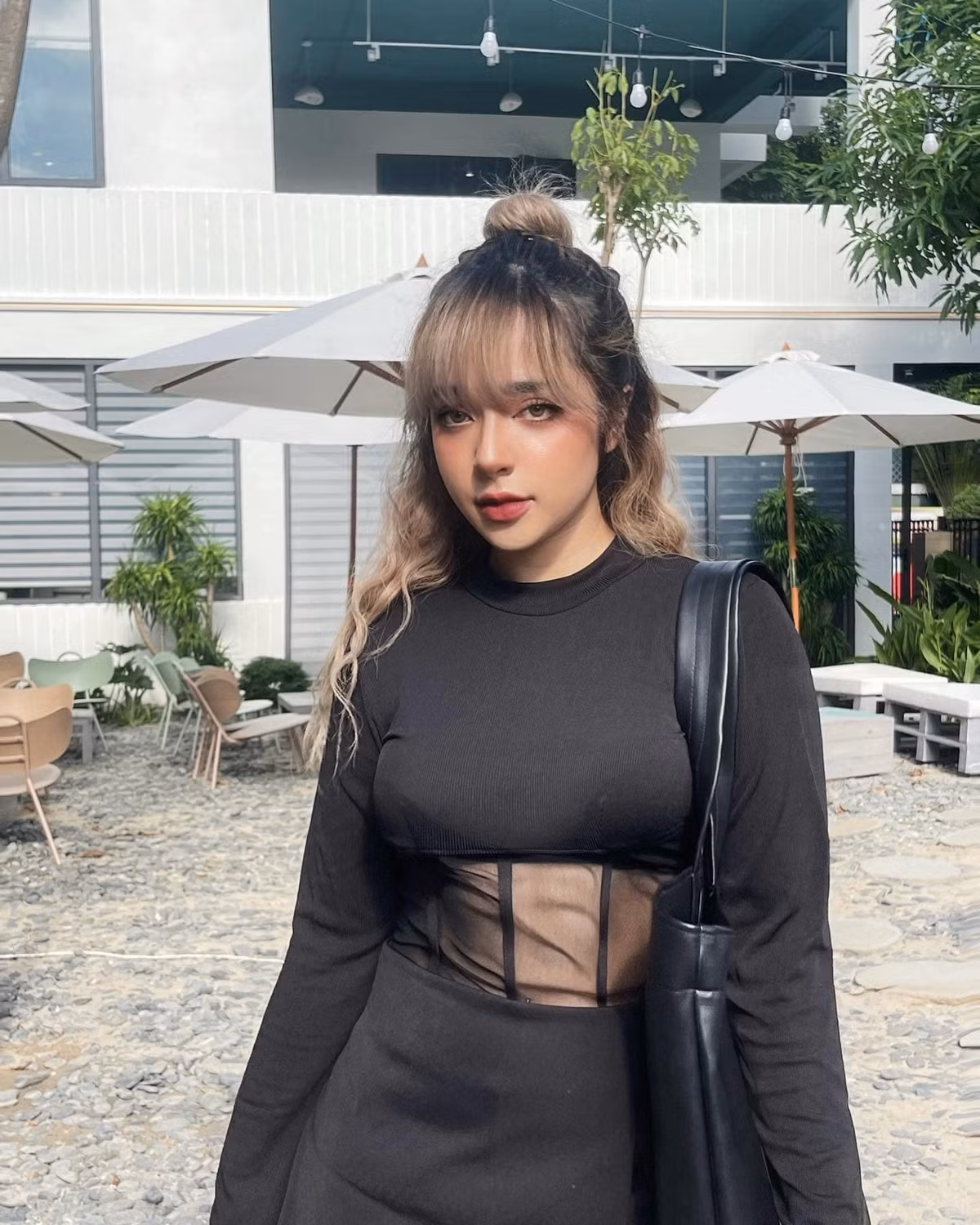 Trinh Tây sở hữu gương mặt bầu bĩnh, dễ thương cùng vẻ đẹp pha trộn với nét Trung Đông đặc trưng, hiếm có.