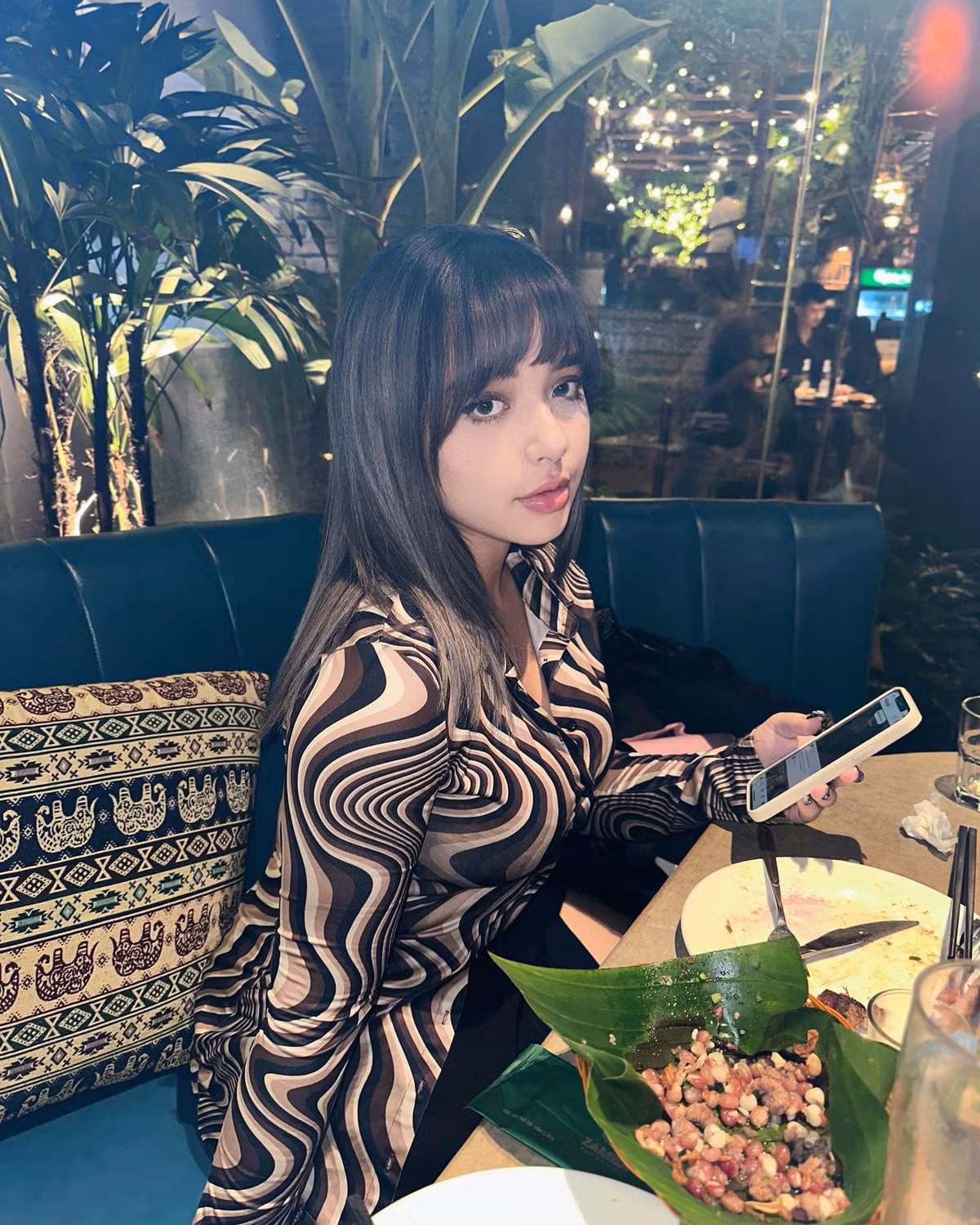 Trinh Tây (tên thật Ozeri Yael Phương Trinh, sinh năm 1998, Hà Nội) từng là hot girl, mẫu ảnh có tiếng tại Hà Nội.