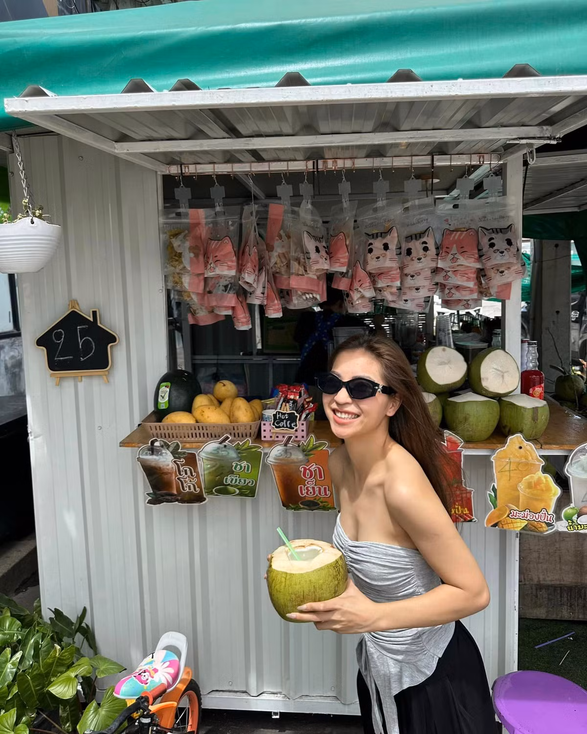 Bạn gái cũ Quang Hải tổ chức lễ đính hôn kín đáo tại quê nhà, mọi hình ảnh về đám hỏi chỉ được rò rỉ từ những người bạn thân của cô.