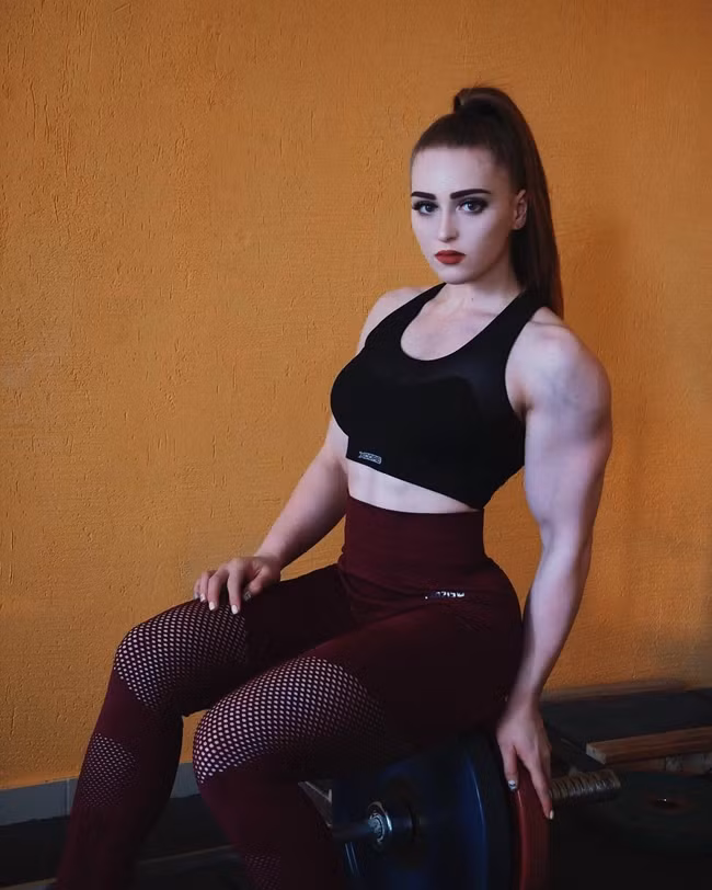 Người đẹp vẫn thường xuyên chia sẻ những hình ảnh lui tới phòng tập gym để xây dựng cơ bắp.