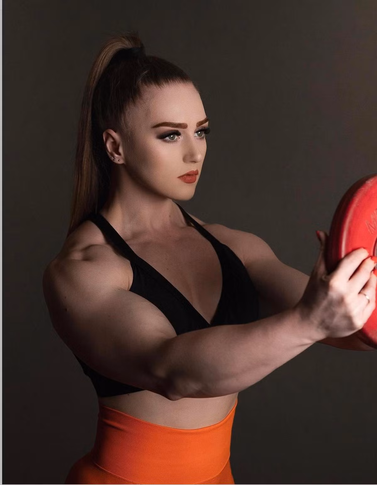 Julia quyết định tập trung hoàn toàn vào sự nghiệp vận động viên cử tạ và không đăng ký học đại học.