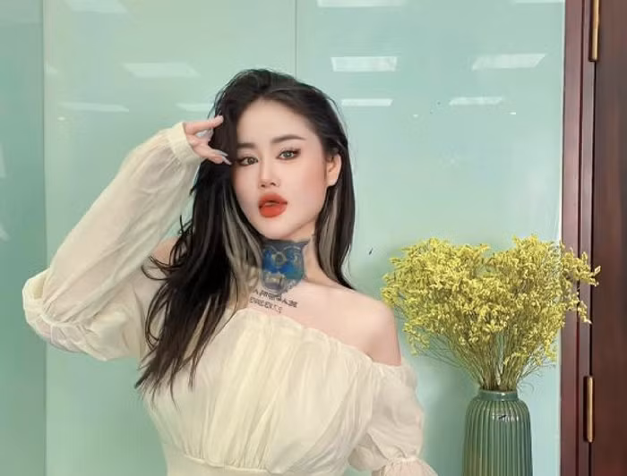 Thời gian gần đây, cái tên Ngân Baby (sinh năm 2003, tên thật là Nguyễn Thị Hoàng Ngân) là cái tên không còn xa lạ với cộng đồng mạng.