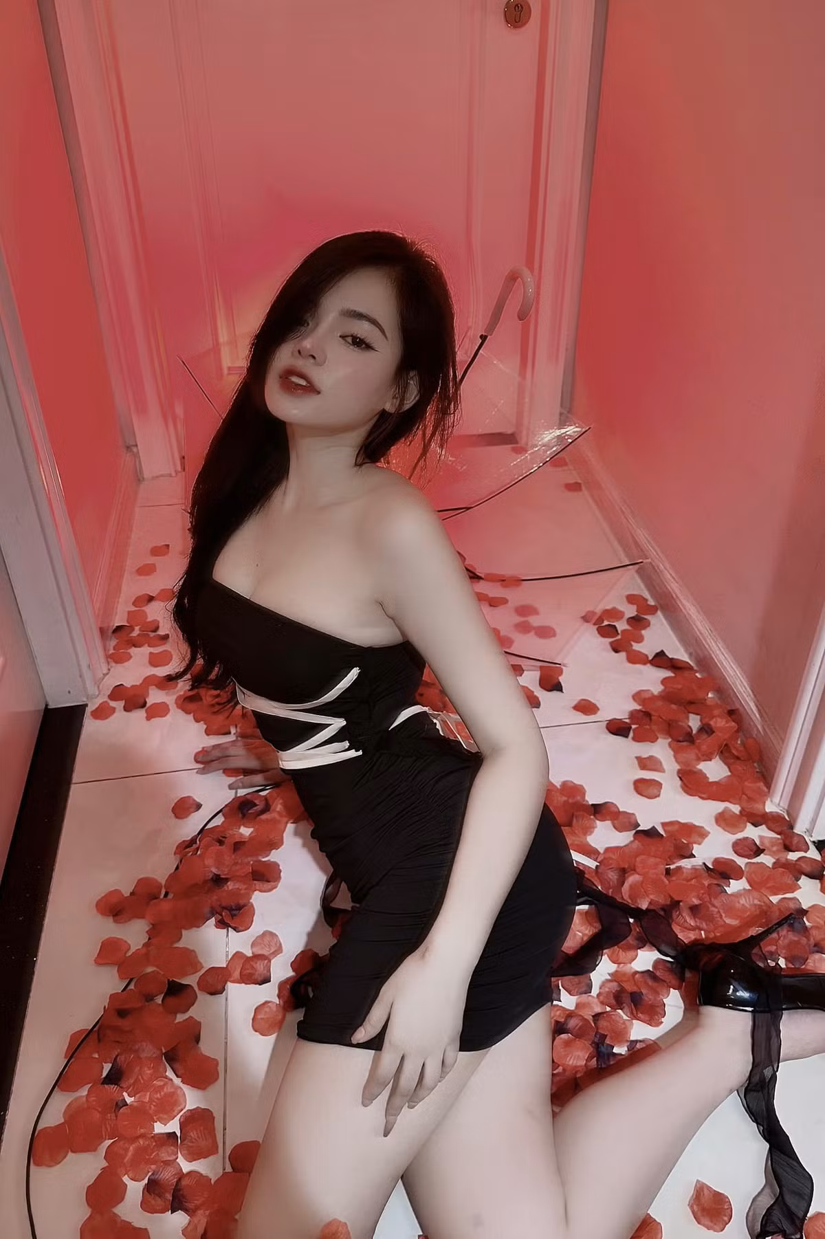 Hot girl Sài thành nổi tiếng nhờ sở hữu khuôn mặt xinh đẹp, thân hình bốc lửa “vạn người mê” với gu thời trang đỉnh cao luôn tạo ra xu hướng.