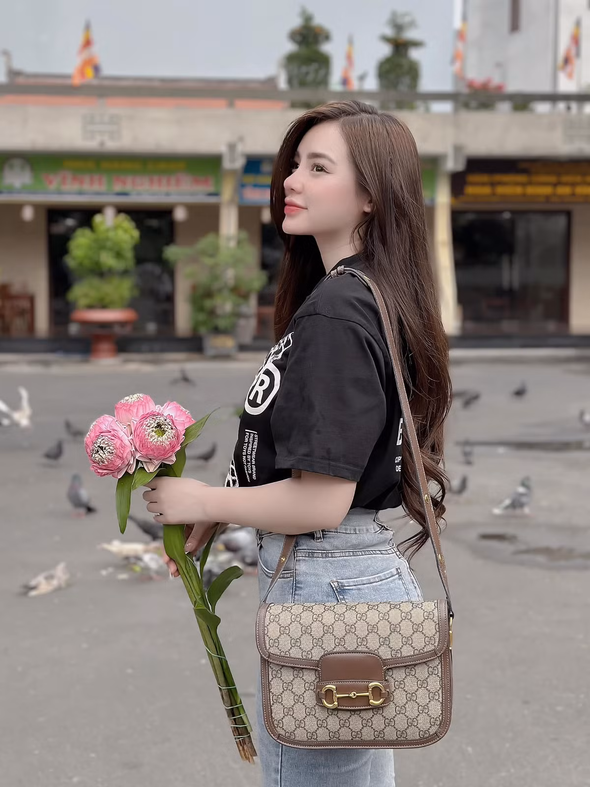 Với những tấm hình cô chia sẻ trên trang cá nhân thường được mọi người nhận xét có gương mặt xinh đẹp không thua kém những mỹ nhân trong Showbiz.