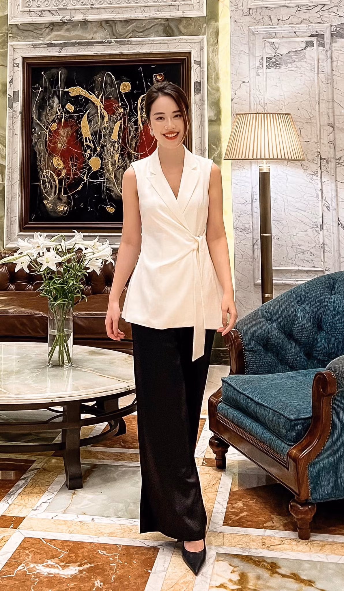Nữ MC tiết lộ thêm rằng chồng mình đã tốt nghiệp tiến sĩ, theo con đường học vấn và đang là công chức nhà nước, không phải doanh nhân hay đại gia như mọi người từng đồn. Ảnh: FBNV
