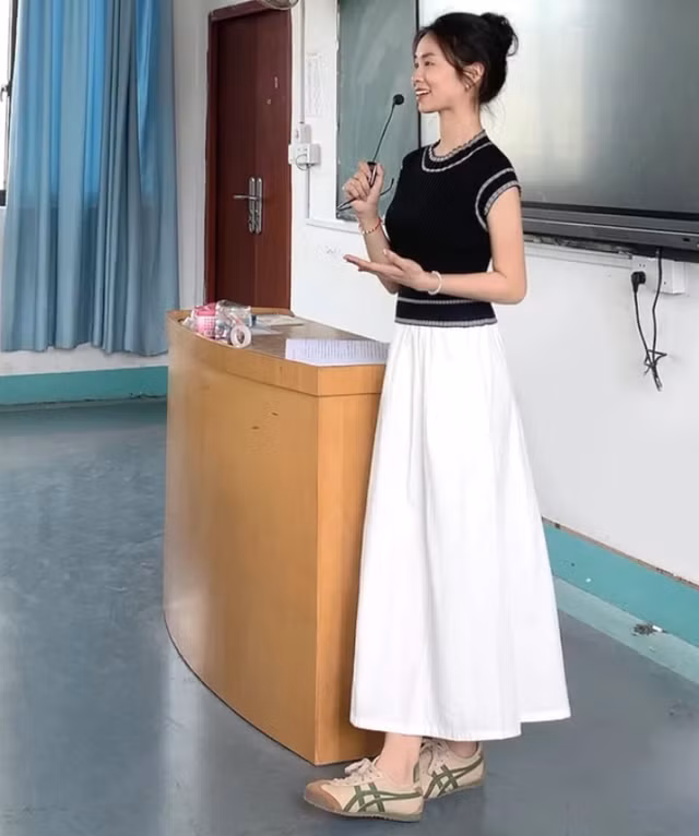 Dù trang phục không quá đắt đỏ nhưng qua bàn tay phối đồ của cô giáo trẻ, bộ nào bộ nấy trông đều rất bắt mắt, nổi bật.