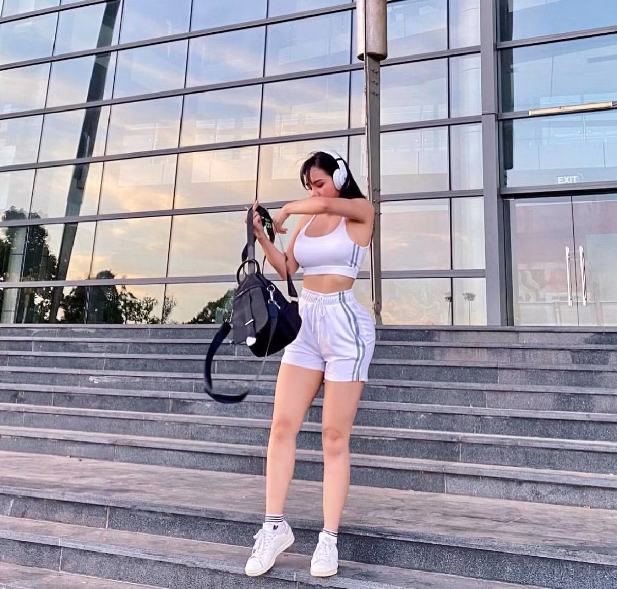Sở hữu vóc dáng đẹp nên Thùy Minh tự tin diện nhiều loại trang phục, đặc biệt cô ưa chuộng các bộ đồ tập ngắn cũn, khoe triệt để vóc dáng.