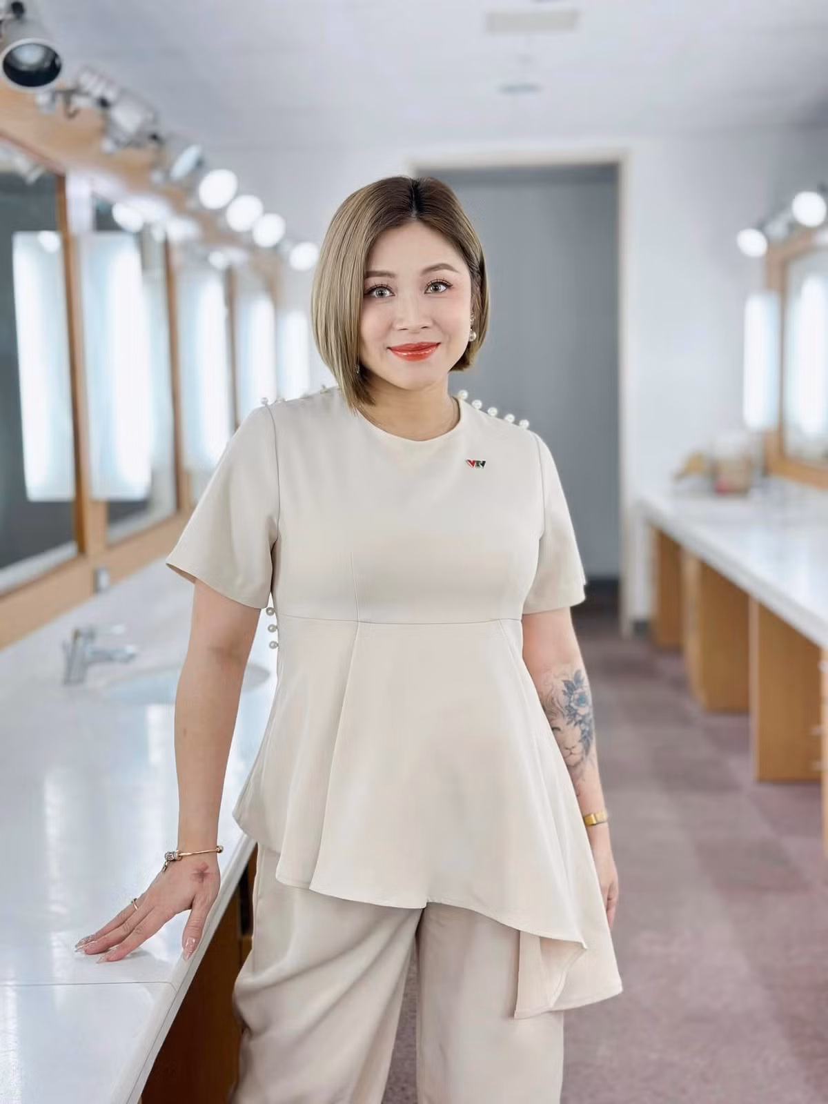 Dù ở những tháng cuối của thai kỳ nhưng mẹ bầu vẫn vô cùng xinh đẹp, cách ăn mặc chẳng khác xưa là mấy.