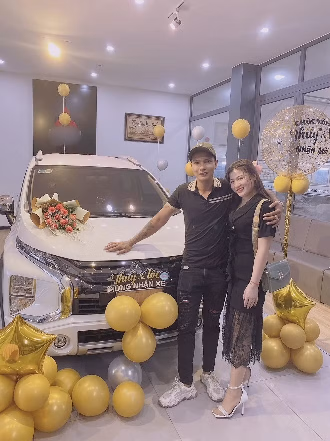 Cuối tháng 3/2022, nam phụ hồ 9X cùng vợ mua xe hơi mới trị giá gần 700 triệu đồng. Ảnh: FBNV