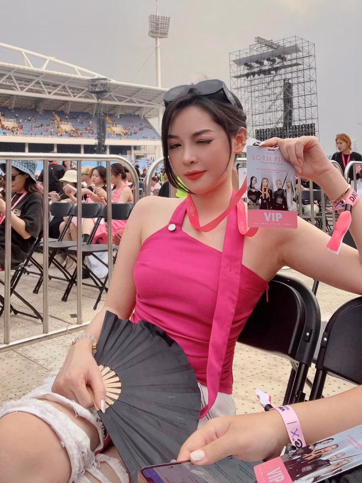Vũ Thanh Quỳnh (sinh năm 1992) là hot girl nổi lên như một hiện tượng nhờ phẫu thuật thẩm mỹ. Cách đây 10 năm, cô gái sinh năm 1992 quê Nam Định tham gia chương trình Thay đổi cuộc sống đã khiến nhiều người bất ngờ với vẻ ngoài sau phẫu thuật thẩm mỹ.