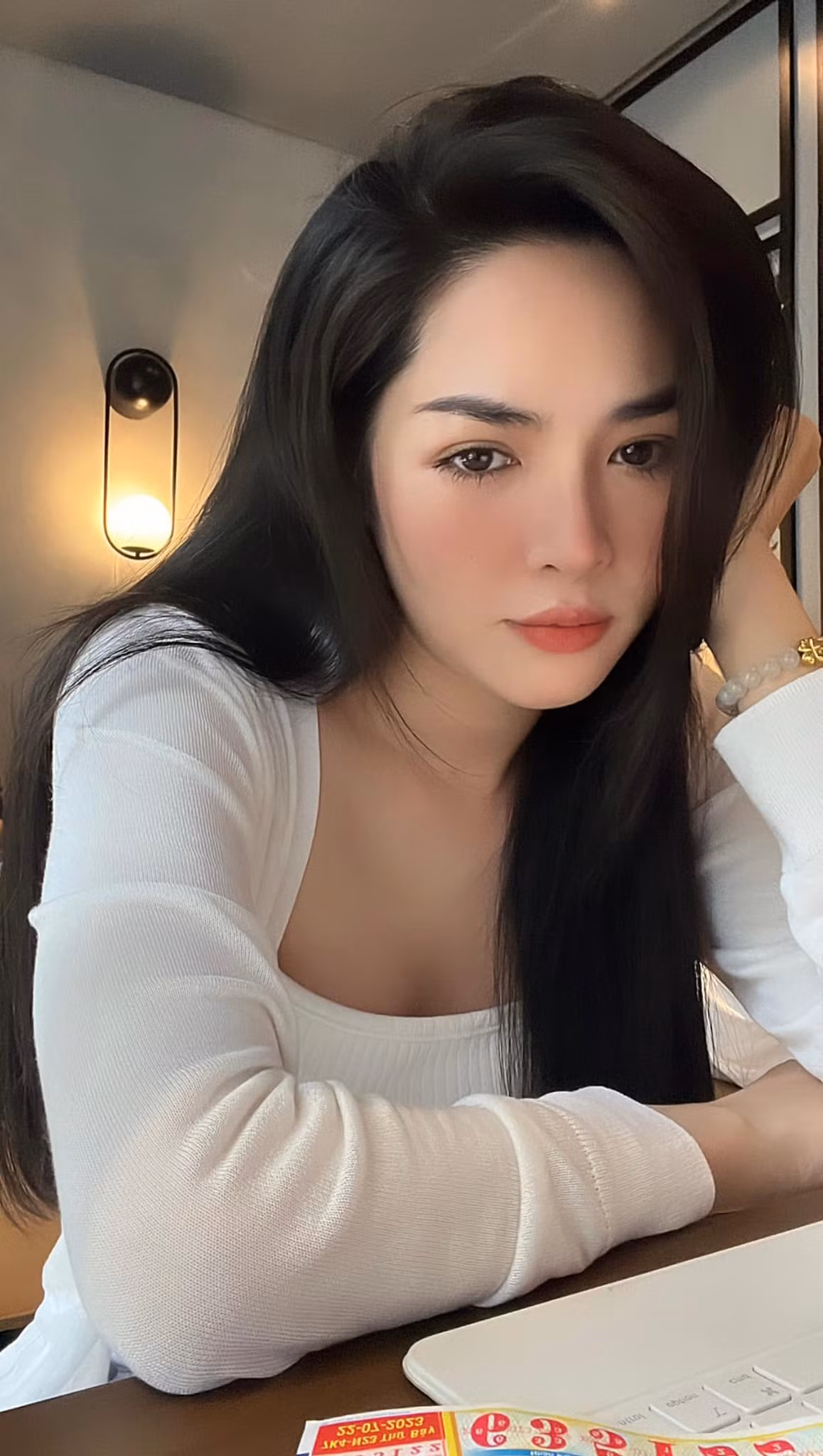 Theo tìm hiểu, cô nàng đầu quân cho bệnh viện thẩm mỹ đã thực hiện ca phẫu thuật thay đổi cả cuộc sống cho mình. Vì làm việc ở bệnh viện của Hàn Quốc nên Thanh Quỳnh thường xuyên bay qua bay lại giữa hai nước.