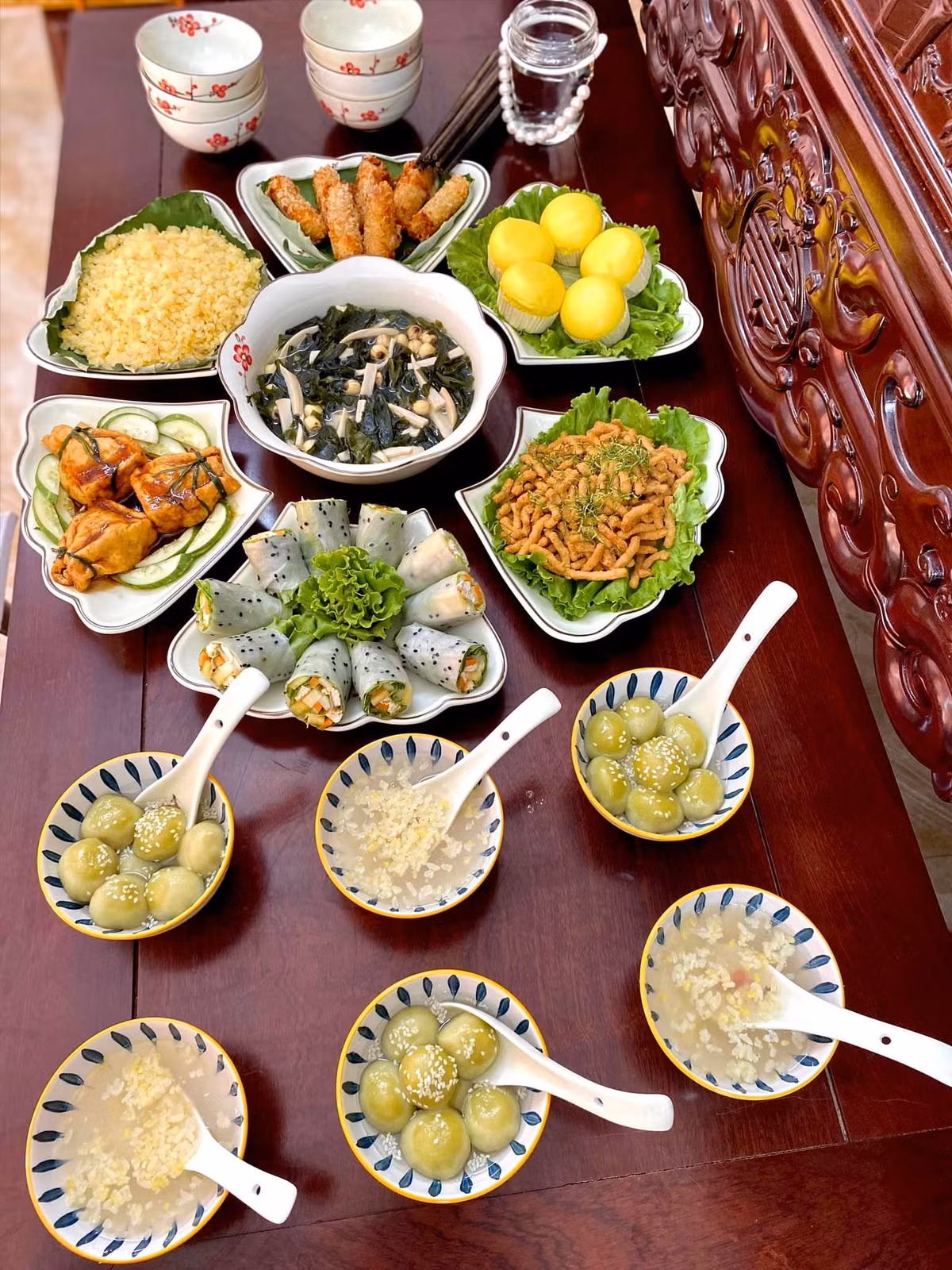 Tùy vào gia cảnh, phong tục vùng miền, quan niệm của mỗi gia đình, mâm cúng sẽ được chuẩn bị và bày trí theo nhiều cách khác nhau. Ảnh: Nguyễn Bích Phượng