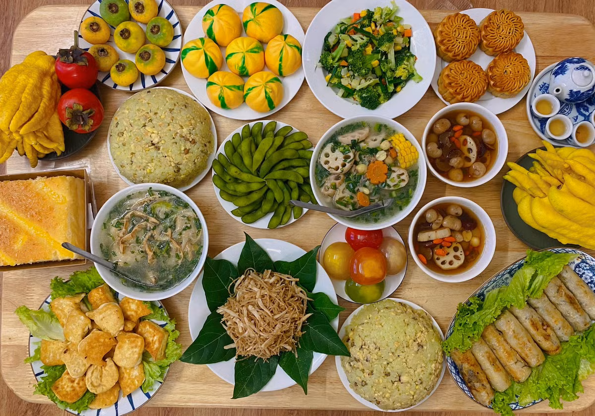 Nhiều chị em nội trợ đã tìm hiểu và sáng tạo ra nhiều món ăn khác nhau, không chỉ giữ được nét truyền thống mà còn đẹp mắt, chỉn chu, thể hiện sự toàn tâm, toàn ý của gia chủ trong mâm cúng. Ảnh: Nguyễn Thùy Dương