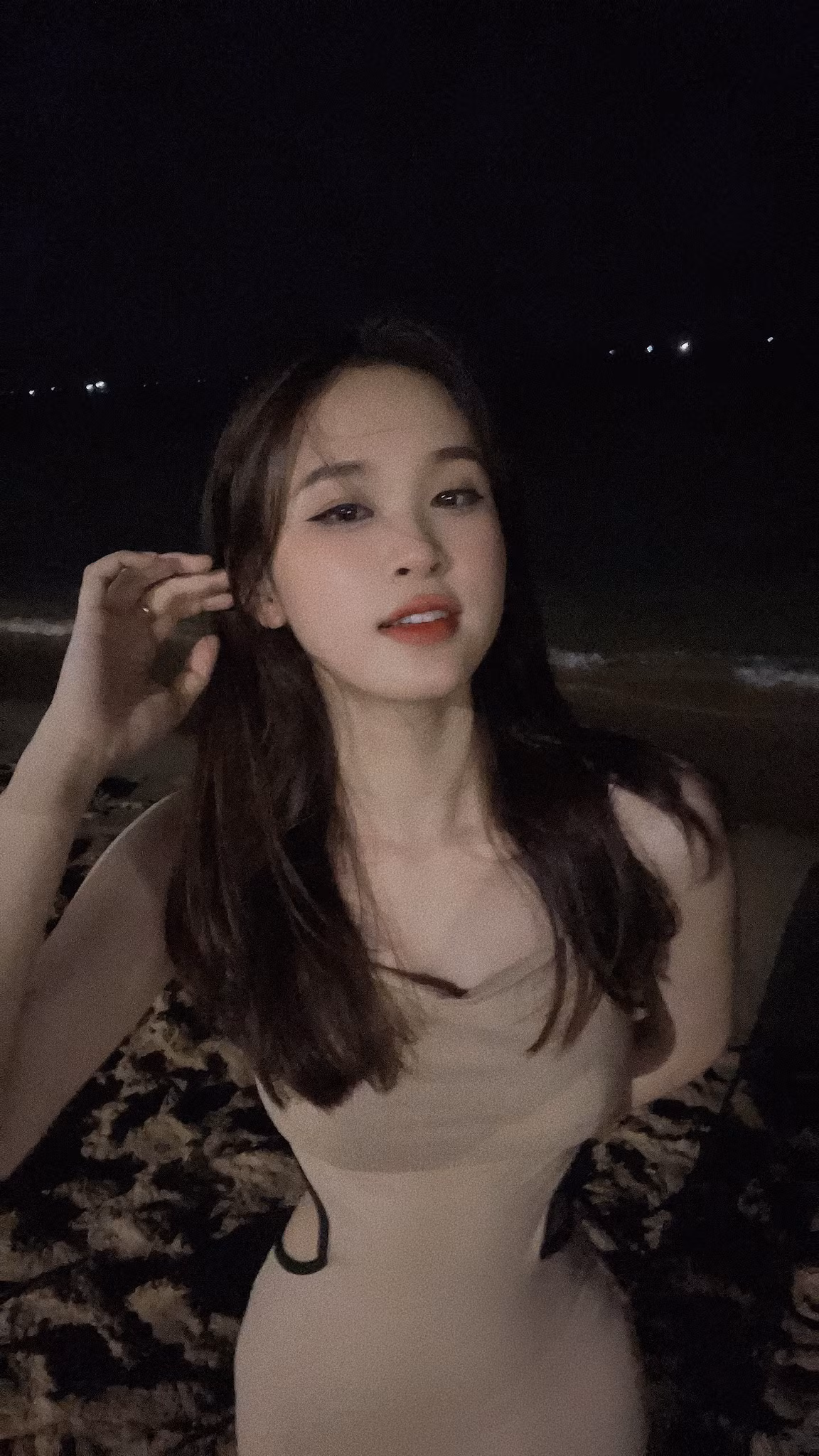 Với ngoại hình đẹp, ngoài làm MC, cô còn là người mẫu ảnh, mẫu live stream. Ảnh: FBNV