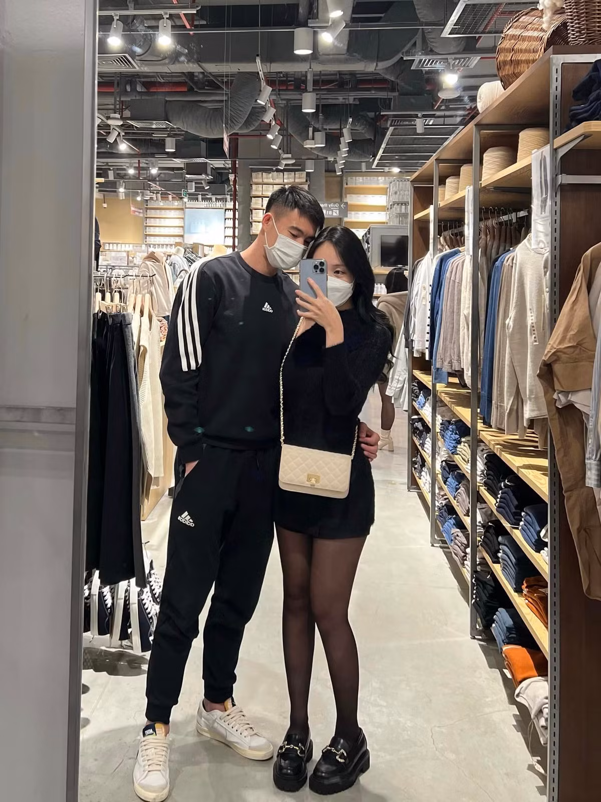 Mối tình chị - em “ngọt như mía lùi” của cặp đôi khiến nhiều người không khỏi ngưỡng mộ.