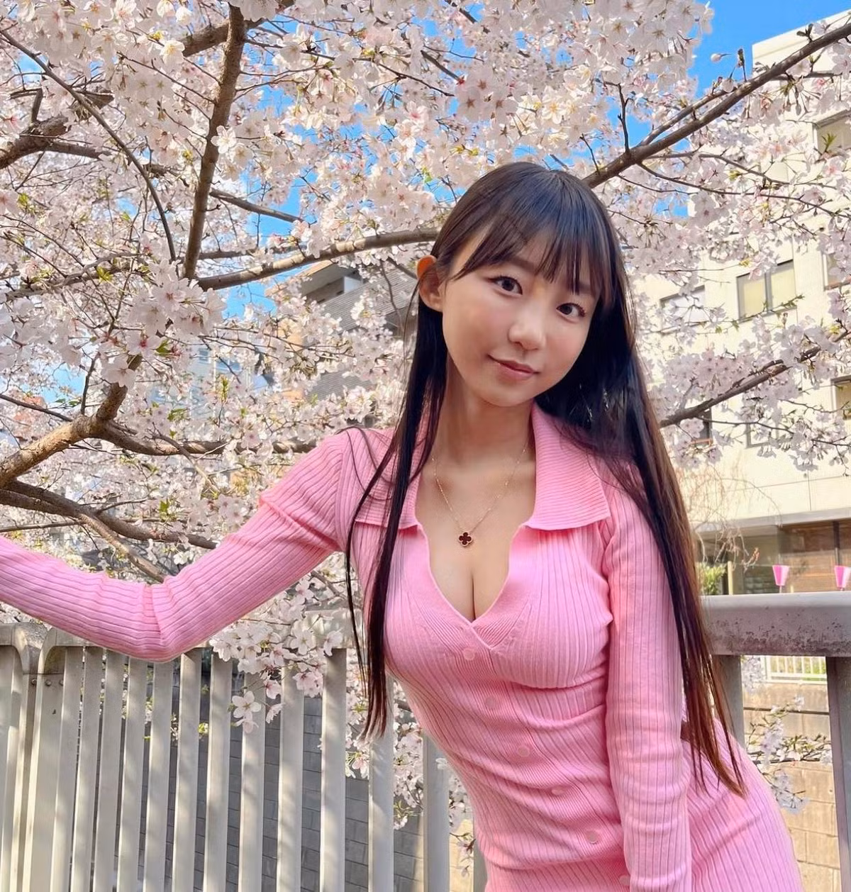 Nữ Youtuber Hàn Quốc này cũng thường xuyên khoe dáng hình quyến rũ của mình trên trang IG cá nhân, thu hút hơn 1,3 triệu người hâm mộ.