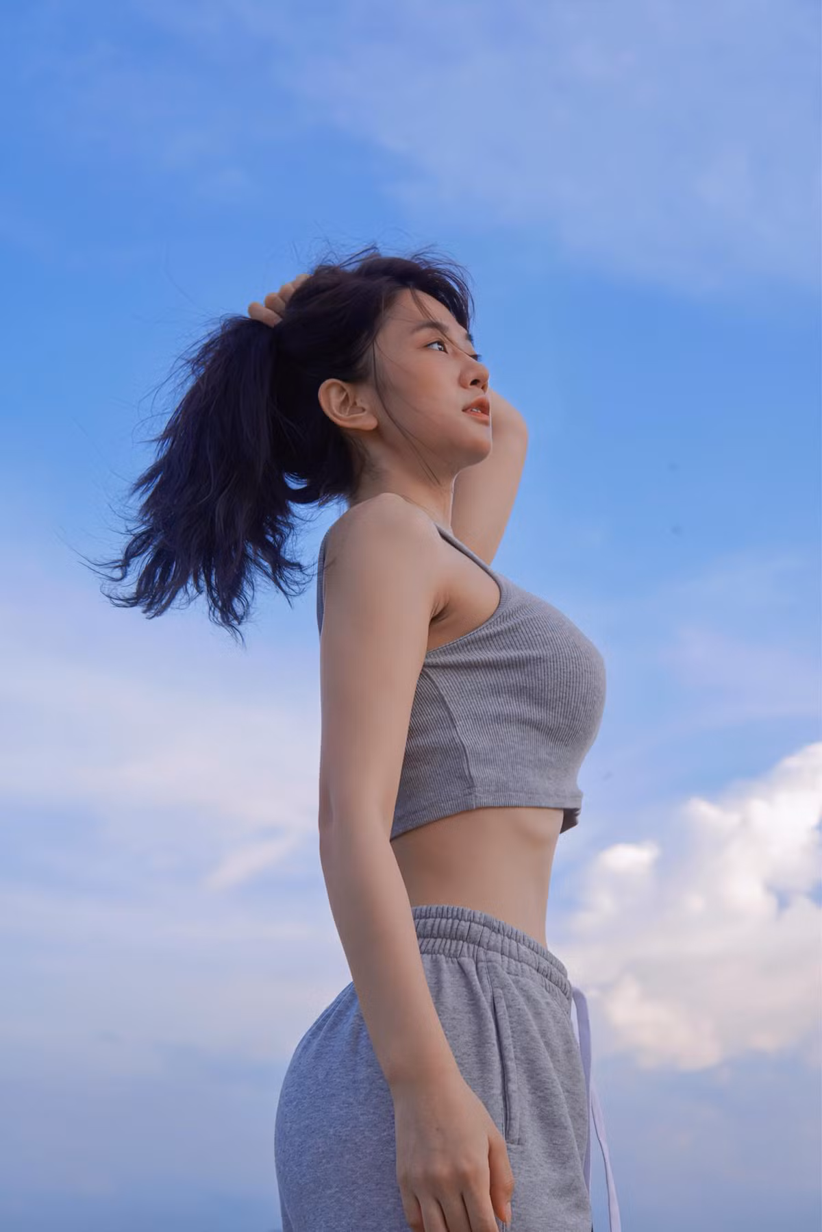 Thời trang giờ đây của Lê Bống đã tiết chế sự táo bạo hơn so với trước, dù vậy cô nàng phần nào vẫn làm tôn lên được vóc dáng khá hoàn hảo của mình.