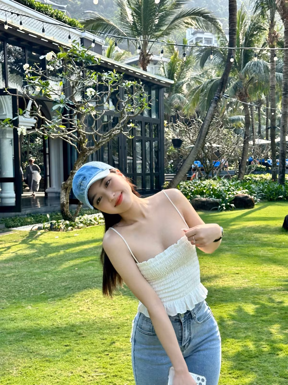 Cô nàng theo đuổi phong cách gợi cảm, thường chia sẻ những shoot hình gợi cảm trên mạng xã hội và nhận được lượt tương tác cực lớn.