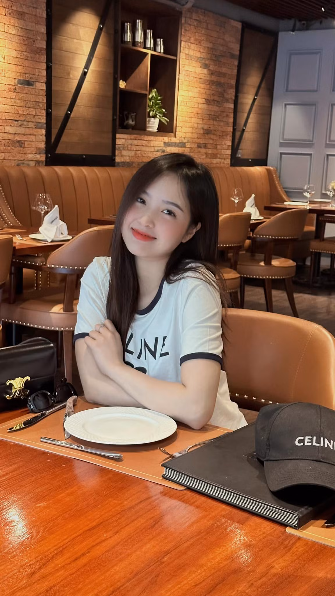 Lê Phương Anh và cô em còn được dân mạng quốc tế ưu ái gọi là “Hai nữ sinh nhan sắc ấn tượng có thể làm bạn yêu ngay từ cái nhìn đầu tiên”…