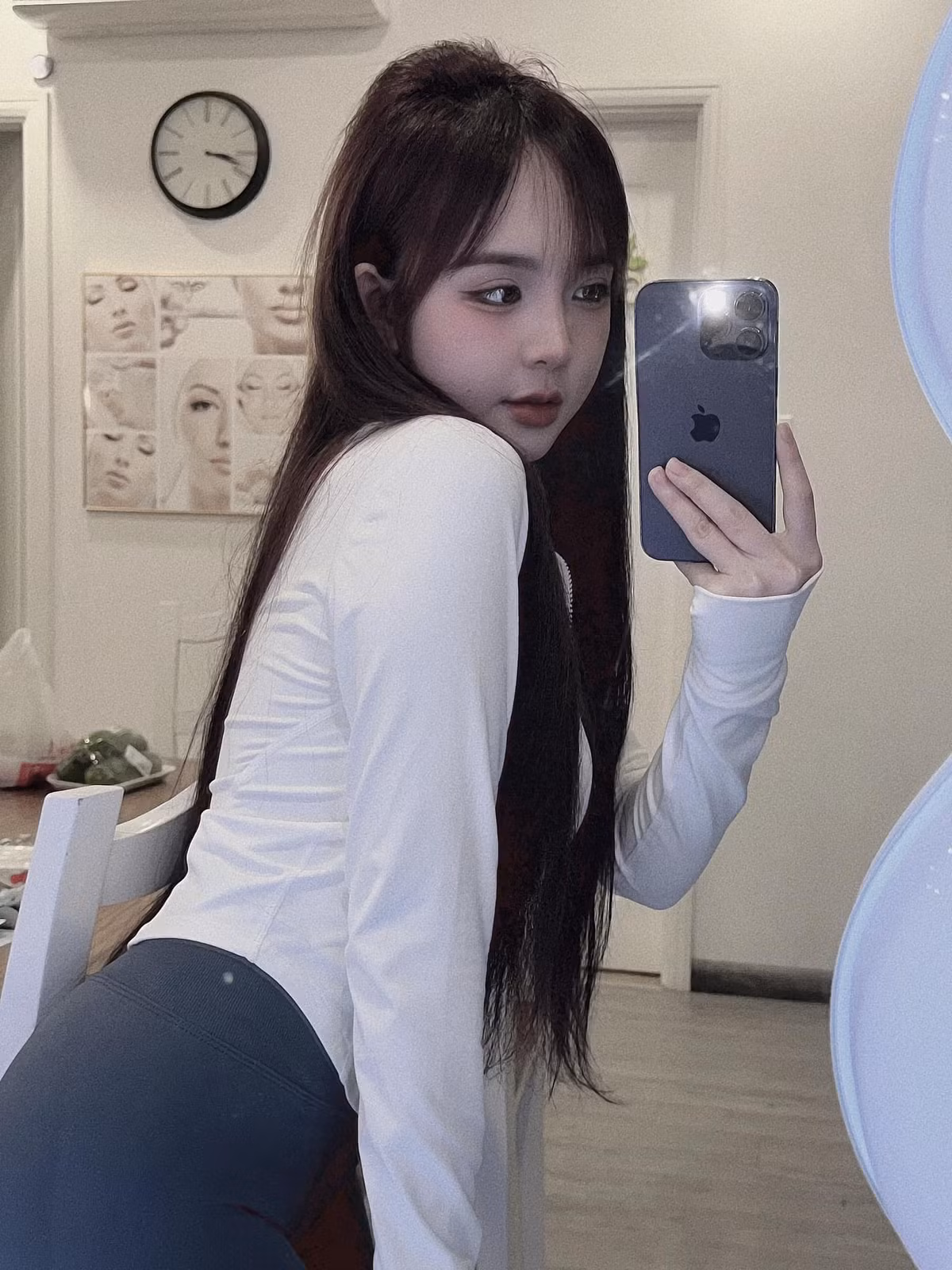 "Hot girl tiểu học" thường xuyên xuất hiện trong những bộ váy áo bó sát, cắt xẻ khoe đường cong cơ thể.