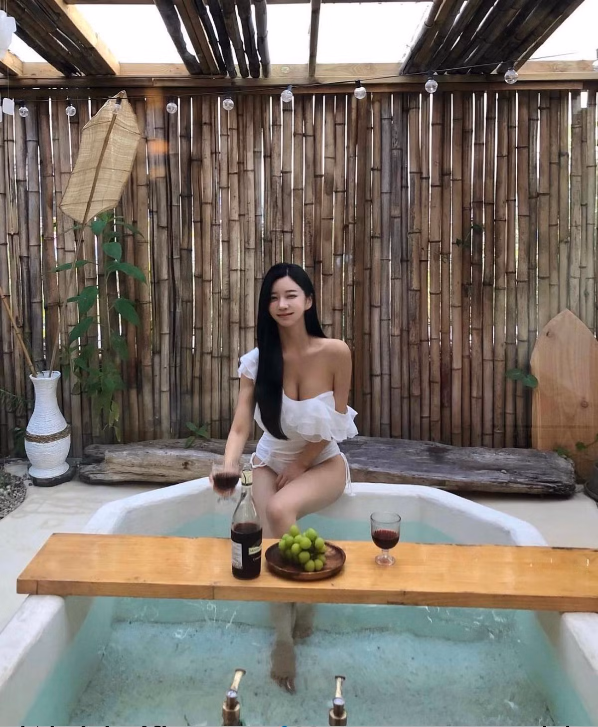 Hot girl Jin Yeyoung sở hữu gương mặt thơ ngây tựa nữ chính các bộ phim ngôn tình, song thân hình lại vô cùng gợi cảm, bốc lửa.