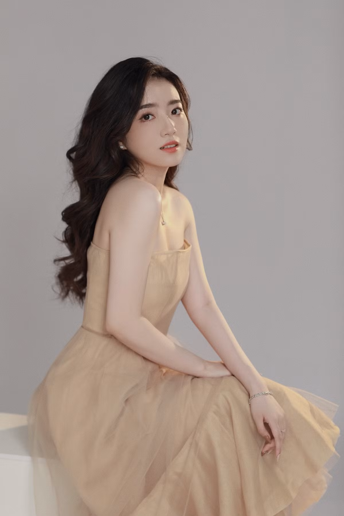 Nàng WAG mới này ít chia sẻ thông tin cá nhân lên MXH, tuy nhiên hình ảnh xinh đẹp cô lại ưu tiên công khai.