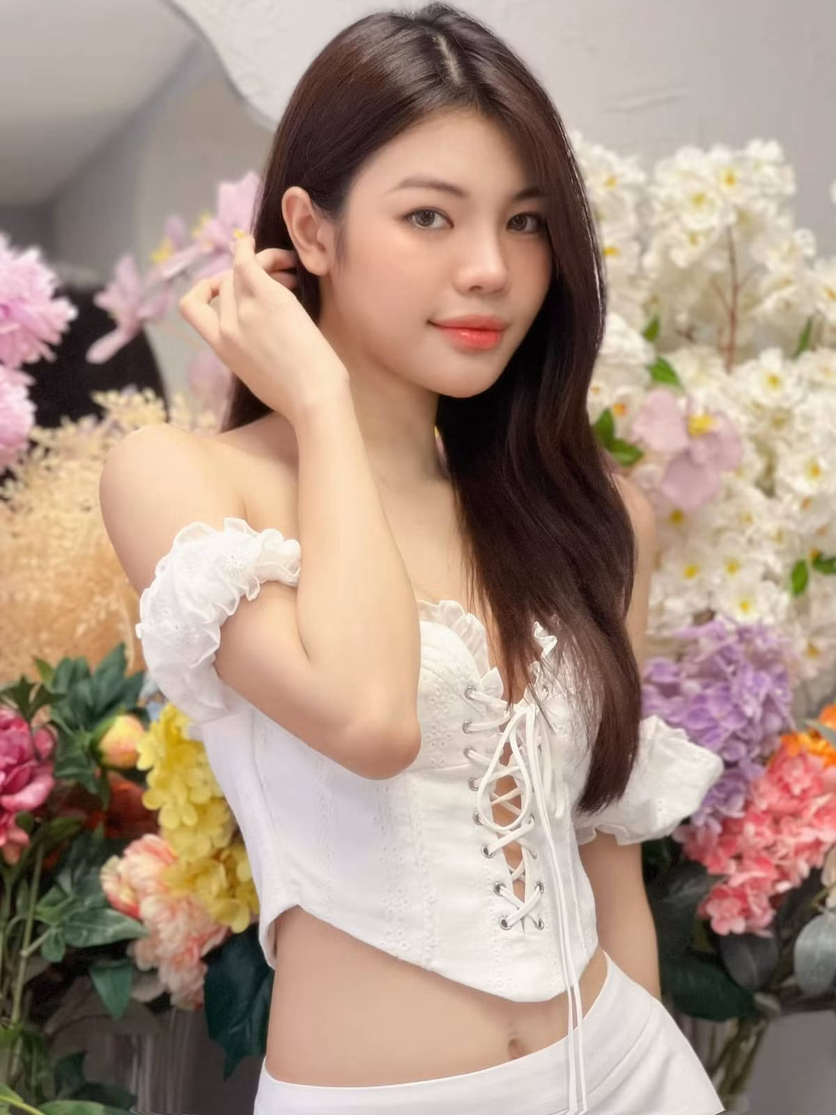 Người đẹp sở hữu chiều cao 1m79 và vòng eo 56cm bé xíu, tất cả tạo nên đôi chân dài miên man cùng đường cong nóng bỏng.