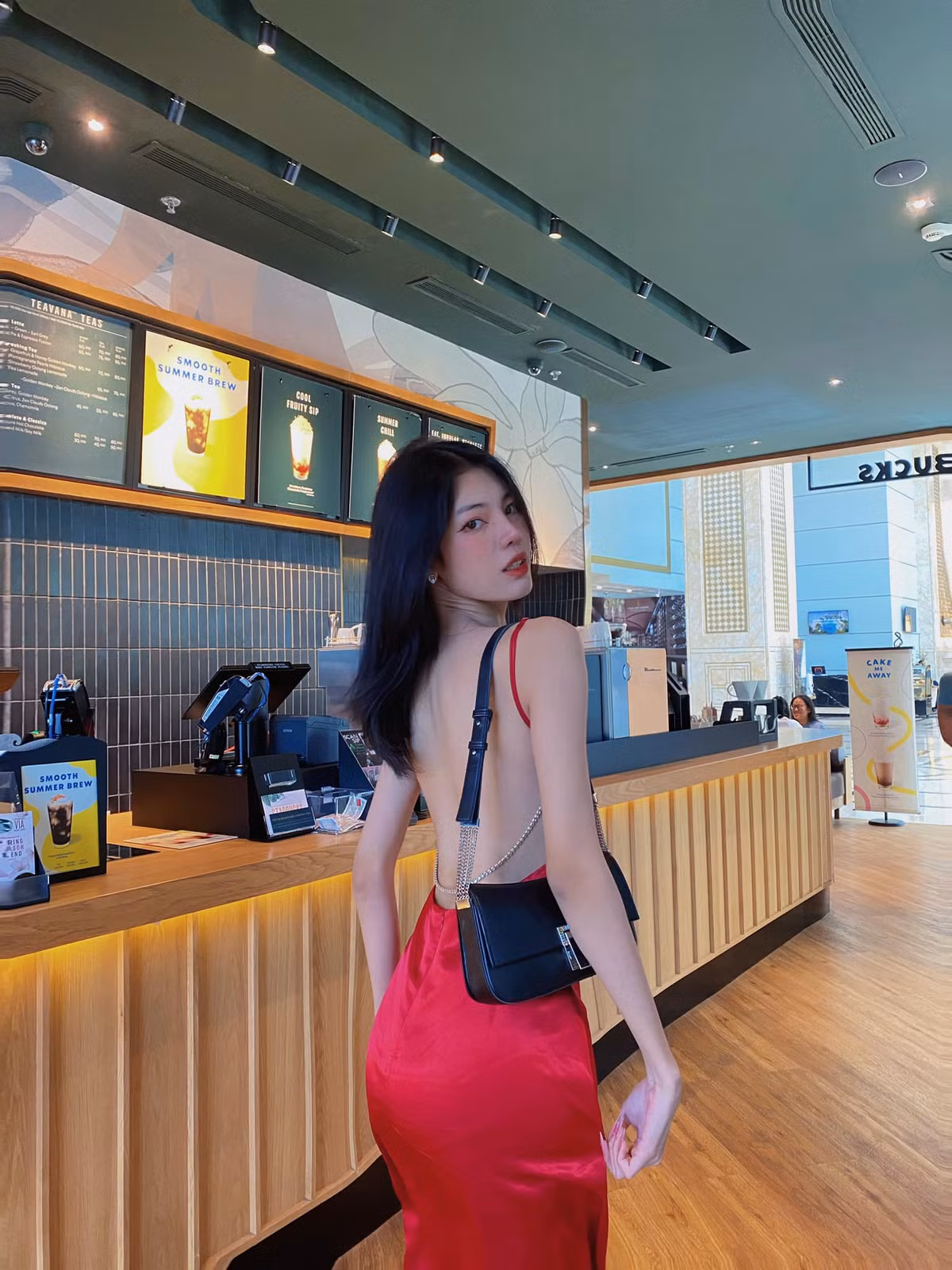 Cô cũng được đánh giá cao bởi kỹ năng ứng xử khéo léo, thông minh. Ảnh: FBNV