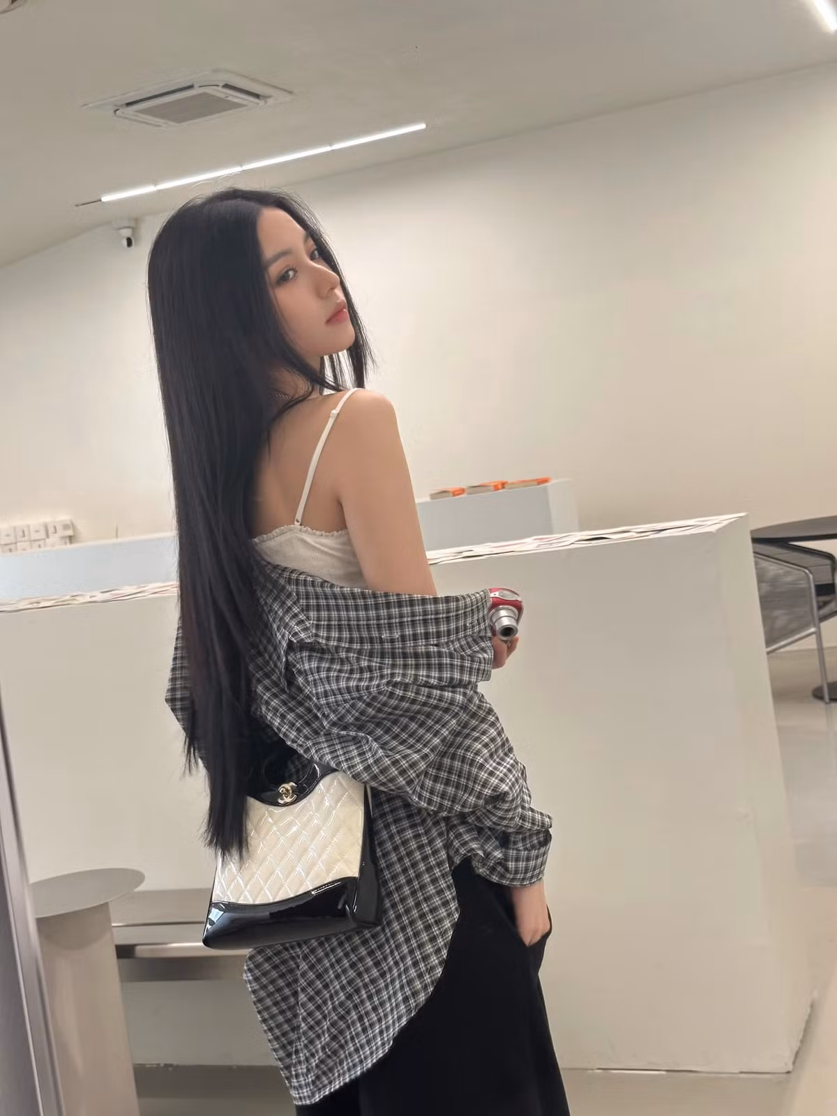 Cô nàng từng phải lên tiếng đáp trả tin đồn thẩm mỹ do sở hữu vẻ đẹp "cực phẩm". Ảnh: FBNV