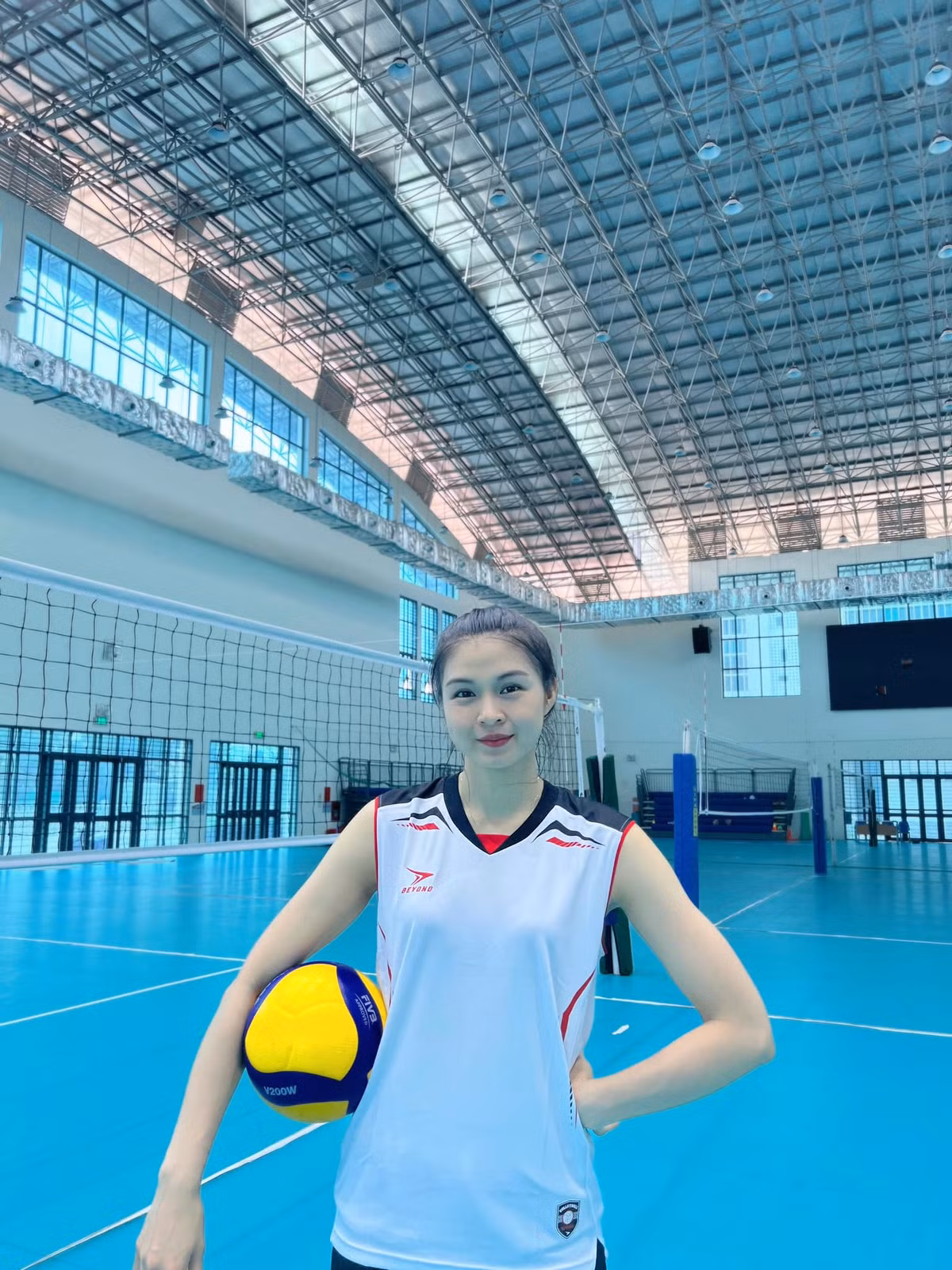 Không dừng lại ở đó, nhan sắc của Chu Thị Ngọc cũng luôn là điểm nổi bật, khiến người nhìn khó lòng rời mắt và được cộng đồng mạng ưu ái gọi là "hoa khôi bóng chuyền".