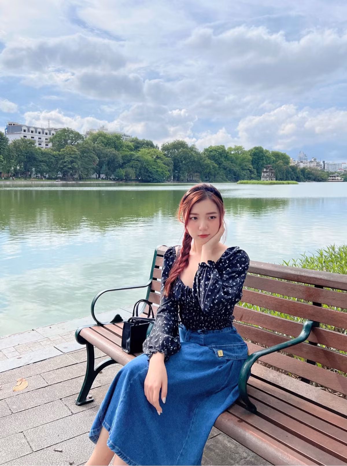 Nữ MC xinh đẹp này vừa có chuyên môn, vừa có kinh nghiệm và còn có cả công việc đáng mơ ước của những nữ MC trẻ tuổi.