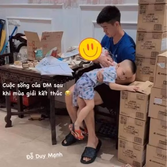 Trên trang cá nhân, nàng WAG Nguyễn Quỳnh Anh mới đây chia sẻ hình ảnh đời thường của chồng cô khi ở nhà làm "bố bỉm sữa". Duy Mạnh một tay ôm con trai đầu lòng Duy Minh, một tay bế con gái nhỏ mới chào đời.