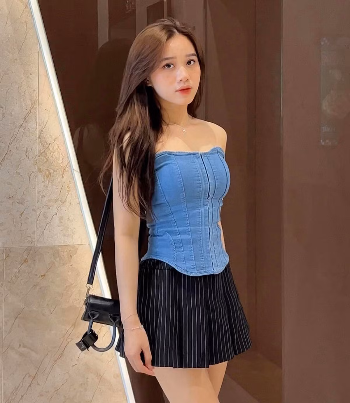 Nội dung kênh TikTok của bạn gái Nhâm Mạnh Dũng thường là những video về các chủ đề được giới trẻ quan tâm như unboxing (bóc hộp các món đồ), hướng dẫn tự makeup, các công thức chăm sóc da...