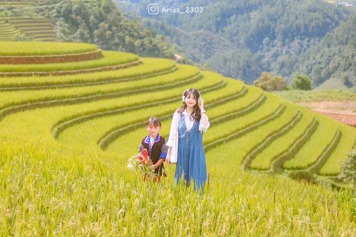Đồi Móng Ngựa: Nằm ở Sáng Nhù cách thị trấn Mù Cang Chải hơn 2 km có những thửa ruộng bậc thang hình bán nguyệt đẹp như tranh vẽ. Đồi Móng Ngựa còn là một trong những nơi ngắm hoàng hôn tuyệt đẹp ở Mù Cang Chải. Ảnh: Hiền Mai