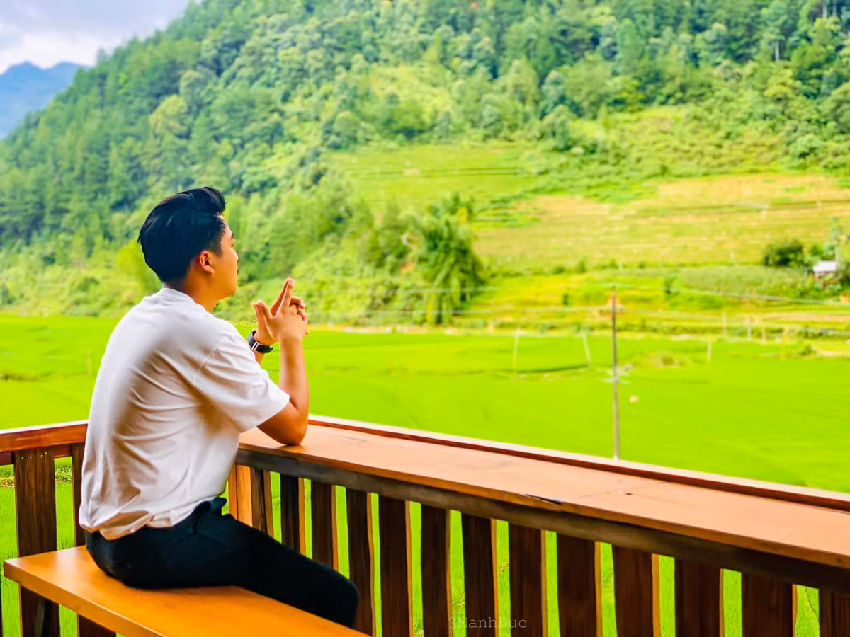 Mù Cang Chải đẹp quanh năm, tuy nhiên muốn ngắm mùa lúa xanh thì thời điểm thích hợp vào khoảng cuối tháng 8, khi những ruộng lúa đang thời sinh trưởng, cả không gian mang màu xanh mát. Ở Mù Cang Chải còn có một số điểm check in đẹp không thể bỏ qua. Ảnh: Mạnh Đức