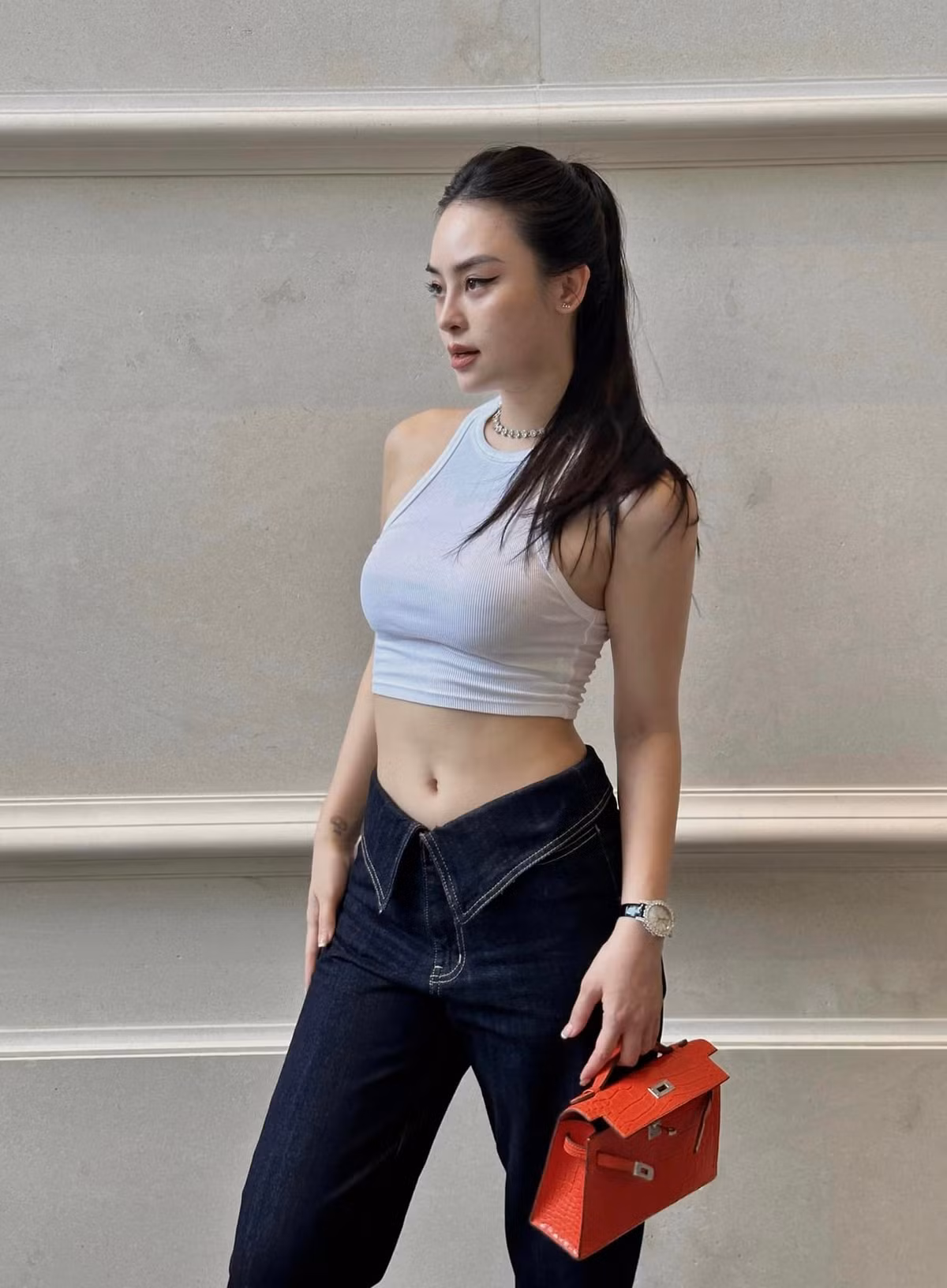 Bài báo so sánh Chi Hoàng một mẫu ảnh Việt Nam có gương mặt và thần thái giống những ngôi sao hạng A của showbiz Thái Lan như Mai Davika, Engfa, Looknam Orntara,...