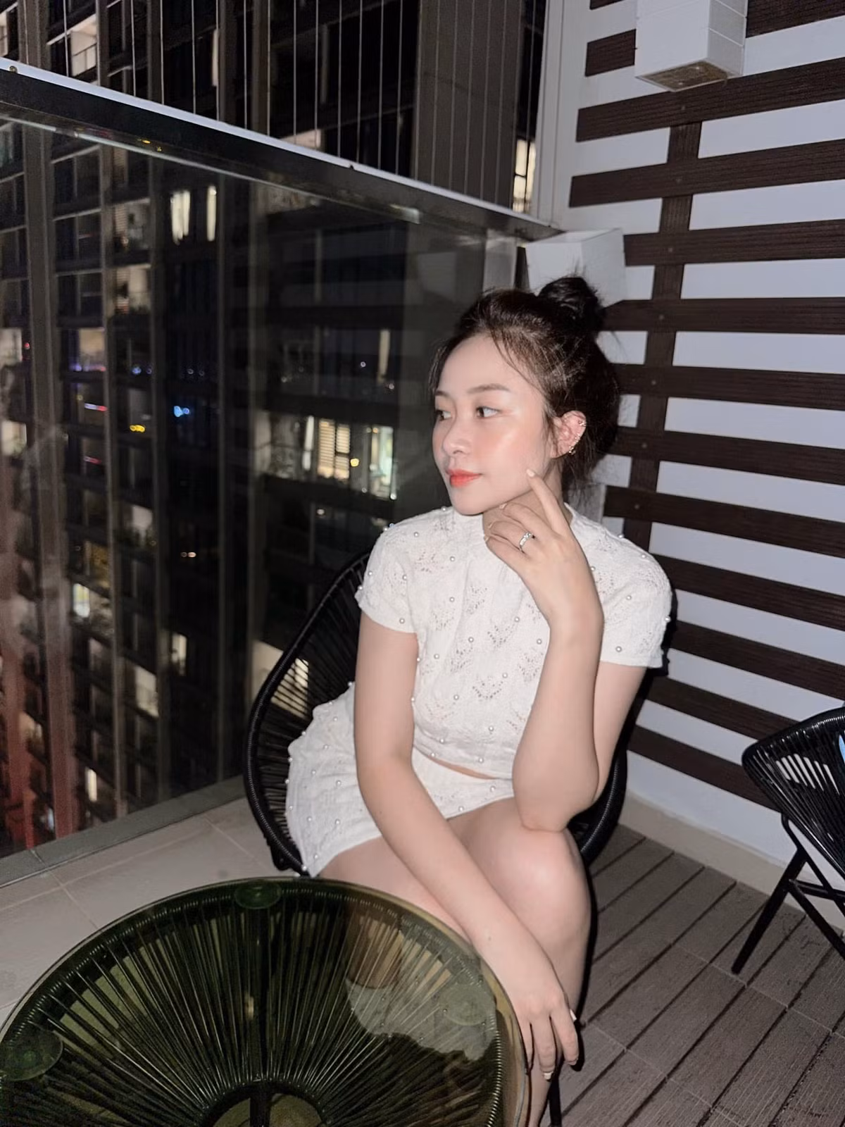 Cô nàng 9X sở hữu gương mặt xinh xắn, làn da trắng được nhiều chị em yêu thích. Ảnh: FBNV