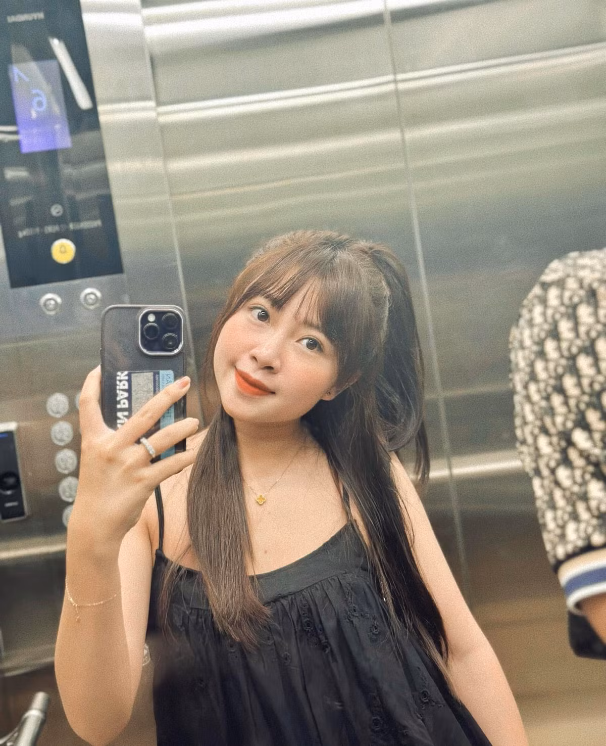 Trước khi lấy Phan Văn Đức, Nhật Linh từng được nhiều người gọi với cái tên "hot girl mầm non" vì ngoại hình xinh xắn và nụ cười tươi.