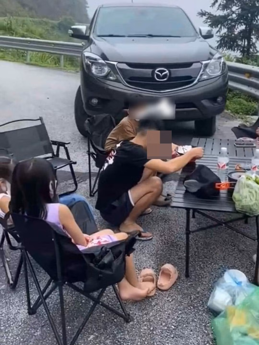Nhìn cảnh cả đại gia đình đông đúc vô tư nghỉ ngơi ngay đoạn đường nguy hiểm, nhiều người dựng tóc gáy, khi không ai có thể lường trước được khi nào sẽ có ô tô đi qua, hay không làm chủ được tốc độ. "Thờ ơ với tính mạng thật sự", "Phạt thật nặng những người như thế này vào", "Chả hiểu ý thức để đâu, sao lại cho trẻ con ngồi ngay giữa đường như vậy",...là những bình luận của cư dân mạng. Ảnh: Đỗ Thạch Cafe Sài Gòn