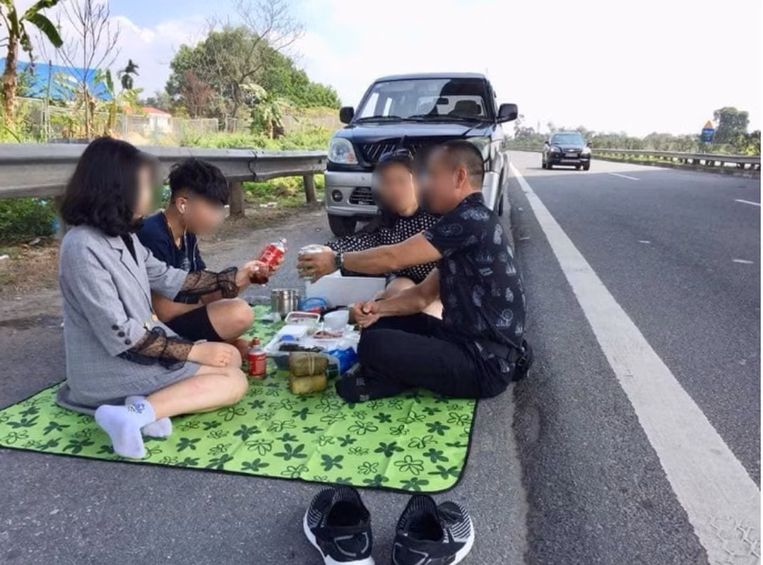 Hình ảnh cả gia đình cùng nhau trải bạt ăn uống nagy trên cao tốc Nội Bài - Lào Cai từng dậy sóng MXH vào năm 2019.