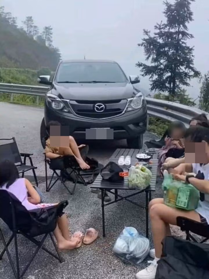 Theo hình ảnh ghi lại, gia đình khá đông thành viên, có cả người lớn và trẻ nhỏ, họ đỗ ô tô bên lề đường và bày cả bàn và ghế bên cạnh, ngồi nghỉ ngơi, ăn uống. Điều khiến netizen bức xúc chính là việc cắm trại nguy hiểm của họ, đoạn cua này sẽ rất nguy hiểm nếu xảy ra vấn đề kỹ thuật như xe đi qua mất phanh không thể giảm tốc độ,...Ảnh: Đỗ Thạch Cafe Sài Gòn