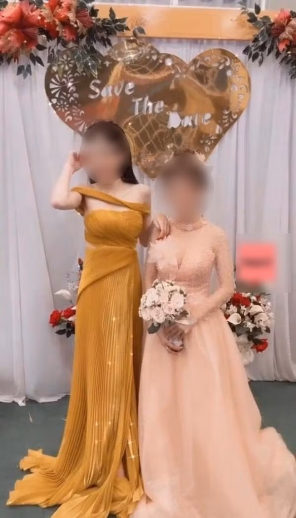 Cô gái trẻ này khiến nhiều người không khỏi chú ý khi chỉ là khách mời đến dự nhưng lại chọn một chiếc đầm dạ hội màu vàng nổi bật với hoạ tiết và sự cách điệu cầu kỳ chẳng kém gì cô dâu. Ảnh: Internet