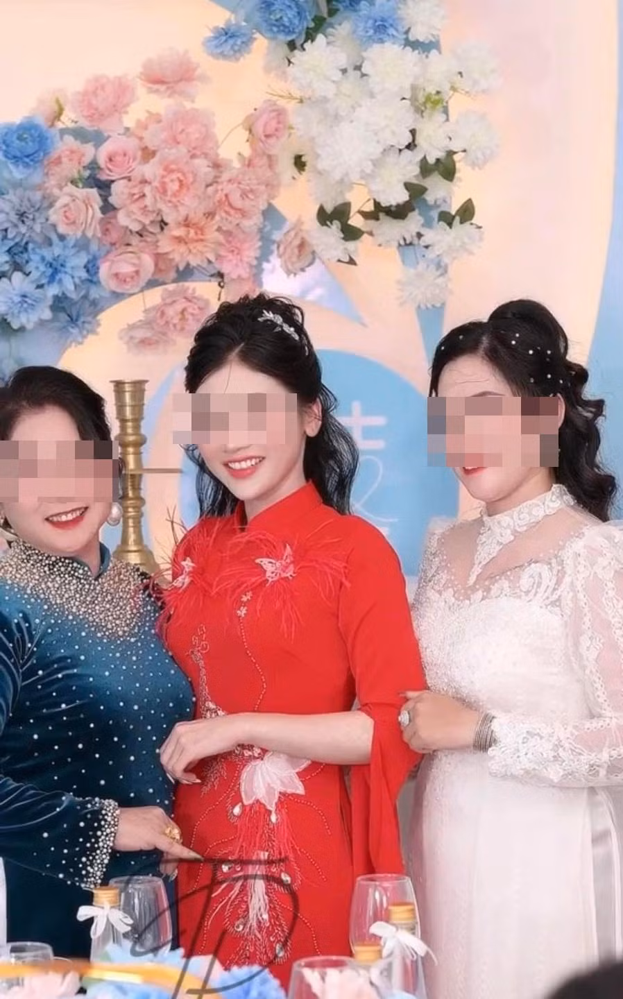 Đính kèm bài đăng là nhiều khoảnh khắc cô dâu chụp chung với một cô gái khác. Đáng nói, cô gái này ăn mặc, trang điểm nổi bật hơn cả cô dâu. Ảnh: Trâm Phạm Makeup