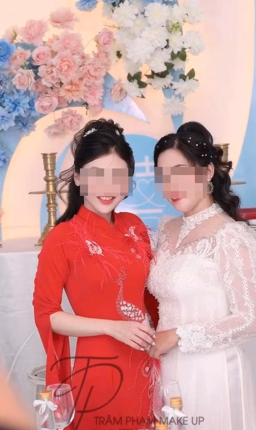 Theo người đăng tải bài viết, cô dâu là người mặc áo dài đỏ, còn cô gái mặc áo dài trắng trang điểm và làm tóc nổi bật được cho là chị em họ của cô dâu. Ảnh: Trâm Phạm Makeup